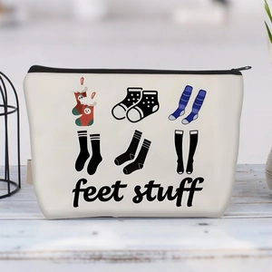 Detailansicht einer bedruckten Canvas-Kosmetiktasche mit Feet-Stuff-Text und Sockenmuster