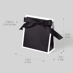 Tableau des tailles détaillé pour sac cadeau noir et blanc avec nœud et forme trapèze