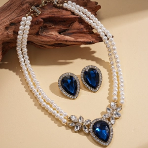 Ensemble collier de perles double épaisseur et boucles d'oreilles goutte vintage