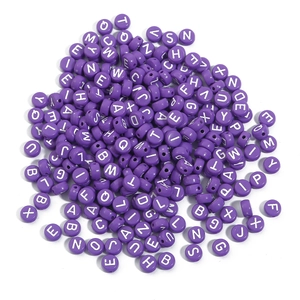 Vista macro di perline alfabetiche viola in acrilico per la creazione di gioielli DIY