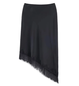 Détail de jupe en satin noir avec bordure dentelle asymétrique et texture soyeuse