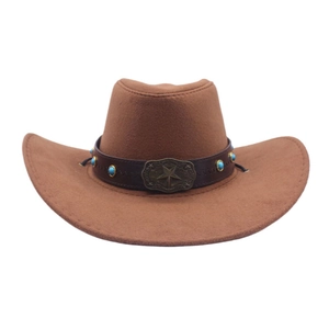 Détail d'un chapeau de cow-boy en feutre marron avec bande en cuir et boucle étoilée