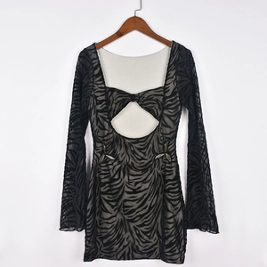 Détail de la robe en résille zébrée avec dos nu et fermeture par boucle métallique