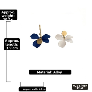 Detail view of asymmetrical blue and white flower earrings with dimensions and 925 silver needle