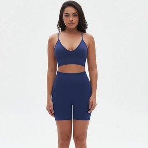 Detail von nahtlosem Yoga-Set in Marineblau mit Sport-Bra und High-Waist-Shorts