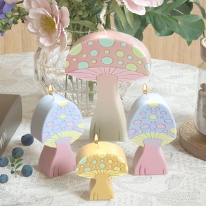 Set di candele profumate a fungo a pois pastello su pizzo per decorazioni pasquali