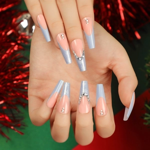 Unghie natalizie lunghe a bara rosa nude con glitter francesi e piccoli strass