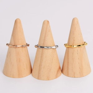 Bambus-Ringe aus Edelstahl in Roségold, Silber und Gold gemeinsam auf Holzständern präsentiert