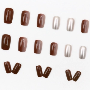 Faux ongles courts marron dégradé et blanc perle avec finition brillante