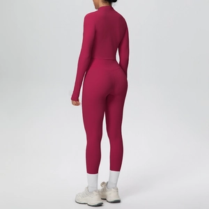Vista posteriore di top a maniche lunghe e leggings a vita alta in set yoga magenta