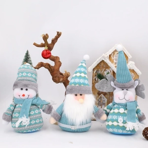 Detailansicht blau-weißer Weihnachts-Stoffpuppen mit Schneemann- und Rentier-Motiv