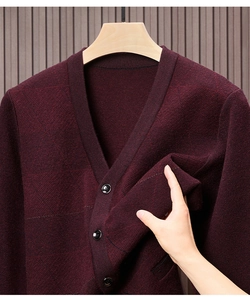 Nahaufnahme der weinroten V-Ausschnitt Strickjacke mit geometrischer Rautenstruktur und Elastizität