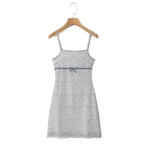 Detail von grauem Minikleid mit Leopardenmuster, Trägern und kleiner Schleife