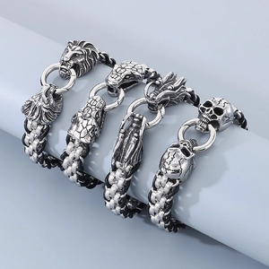 Détail macro de quatre bracelets gothiques pour hommes avec têtes de lion, serpent et dragon