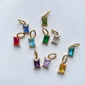 Ensemble de dix pendentifs rectangulaires en zircon coloré avec bords dorés élégants