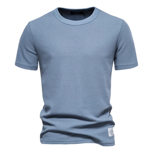 Dettaglio ravvicinato della trama a nido d'ape blu su una t-shirt da uomo a girocollo