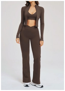 Set yoga tre pezzi marrone scuro con giacca zip, reggiseno sportivo e pantaloni flare