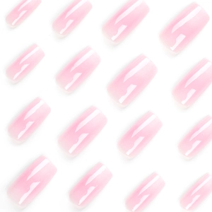 Faux ongles carrés rose clair brillants avec une finition gel translucide sur fond blanc