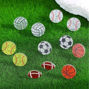 Ensemble de boucles d'oreilles sportives pailletées sur gazon avec football et basket