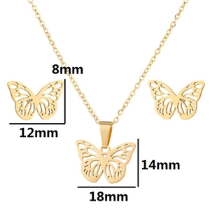 Set da tre pezzi con collana e orecchini a perno con ciondoli a farfalla dorati traforati