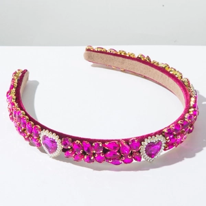 Detail van barokke hoofdband met roze strass-steentjes, parels en hartvormige kristallen