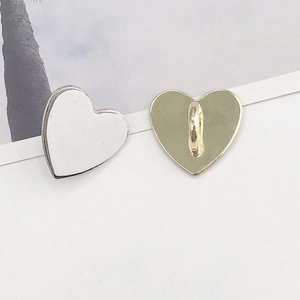Bouton en métal doré en forme de cœur avec support adhésif pour bijoux DIY