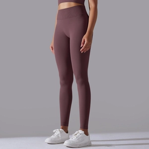 Detail der nahtlosen High-Waist Yoga-Leggings in Dunkelviolett mit breitem Bund