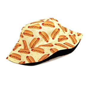 Détail macro du chapeau bob avec motif hot-dog montrant la texture de sergé de coton fin