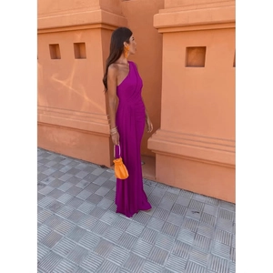 Robe longue élégante violette à une épaule avec taille froncée et fente pour occasions