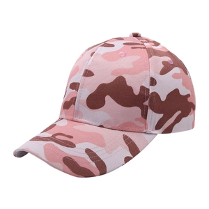 Vista detallada de una gorra de béisbol de camuflaje rosa y marrón con visera