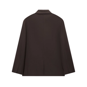 Vue arrière du blazer croisé marron foncé avec épaulettes pour une coupe structurée