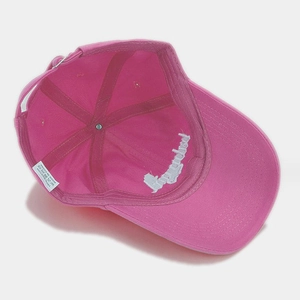 Vista interna del cappellino da baseball in cotone rosa con cuciture e etichetta di cura