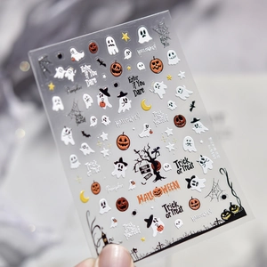 Vue macro de stickers ongles 3D Halloween avec motifs de fantômes, citrouilles et araignées