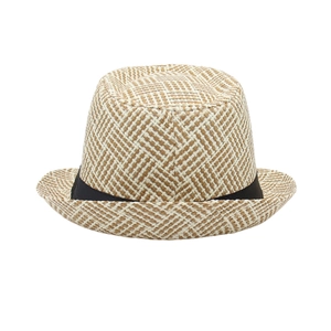 Détail de la texture tressée à carreaux marron et blanc du chapeau de paille classique