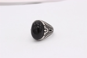 Gros plan sur la pierre noire ovale sertie dans une bague vintage en acier gravé