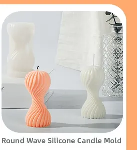 Détail macro du moule en silicone pour bougies spirales avec produits finis en vagues