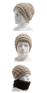 Détails du bonnet en tricot beige et du snood marron avec motif au crochet évidé