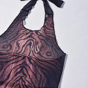 Nahaufnahme des Neckholder-Mesh-Tops mit Tigermuster und transparentem Stoffgewebe