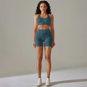 Dettaglio della trama a coste senza cuciture su pantaloncini sportivi e reggiseno blu