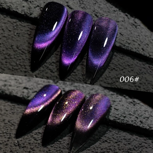 Dettaglio macro dello smalto arcobaleno cat eye viola scuro 006 con effetto glitter
