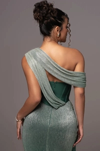 Détail du tissu métallique vert-argenté avec corset vert foncé à l'arrière de la robe