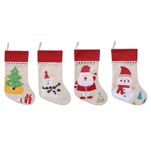 Lot de quatre chaussettes de Noël en lin avec broderies sapin, ours, Père Noël et bonhomme de neige