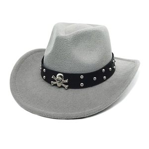 Détail d'un chapeau de cowboy gris en feutre avec emblème tête de mort et cuir clouté
