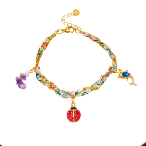 Bracelet chaîne dorée entrelacé de tissu coloré avec breloques coccinelle et dauphin