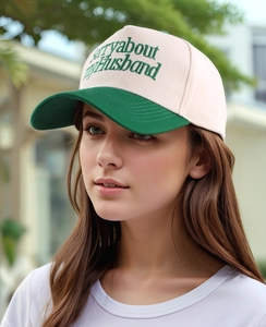 Detailansicht der Stickerei auf der grün-weißen Trucker-Cap für Damen und Herren