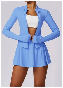 Vue détaillée veste de protection solaire bleu clair et jupe de sport à plis