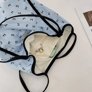 Vista interna della borsa tote azzurra con fodera spaziosa e tasca con zip