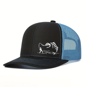 Détail de la casquette trucker avec filet respirant et logo de pêche imprimé