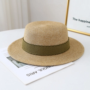 Canotier classique avec ruban vert olive sur fond blanc pour la protection solaire