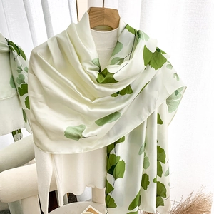 Élégant foulard en soie blanc aux motifs de feuilles de ginkgo vert en décor intérieur